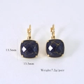 Detail van 13,5mm vierkante blauwe lapis lazuli oorbellen met 14K gouden hefboomsluiting - Obsidiaan