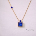 Détail du collier en titane doré avec pendentif cristal bleu pesant 4,2g sur soie - Zircon Bleu