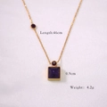 Détail du collier doré avec pierre carrée violette affichant la longueur 46cm et poids 4,2g - Zirconia Violet Foncé