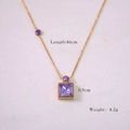 Détails du collier en titane doré avec pendentif en cristal violet et dimensions - Zircone Violet Clair