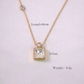 Détail du collier en titane plaqué or avec pendentif carré en cristal et dimensions précises - Zircon Blanc