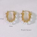 Dettaglio di orecchini a U dorati con perle di conchiglia, altezza 27 mm e peso netto - Orecchini d'Oro a Forma di U con Sette Perle (2113)