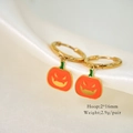 Κοντινό πλάνο με σκουλαρίκια κολοκύθας Halloween 14k χρυσά πάνω σε λευκό μετάξι - Κολοκύθα