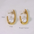 Dettaglio degli orecchini a U in titanio dorato con perle bianche e dimensioni di 30mm - Orecchini a Goccia con Perle a Ferro di Cavallo (2114)
