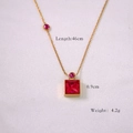 Vue détaillée du pendentif avec pierre rouge carrée sur chaîne dorée et spécifications - Zircon Rouge