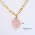 Makroansicht des 23x17mm rosa Kristallanhängers mit Goldrand an der 14K Halskette - Ovale Rosenquarz-Lünettenkette