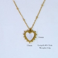 Detail eines 15x16mm Herzanhängers an einer 14K vergoldeten Satellitenkette Halskette - Herz Weiß Muschel Halskette / Gold