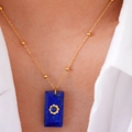 Dettaglio della collana boho con ciondolo in pietra blu e motivo a sole dorato - Lapislazzulo