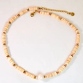 Detail der Boho-Kette mit zentraler Perle, Heishi-Perlen und goldenem Edelstahl-Verschluss - Handgefertigter Perlen-Muschel-Choker (Manueller Kette)