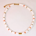 Detailansicht der Boho-Perlenkette mit S.steel-Anhänger und Muschel-Stilelementen - Handgefertigter Perlenstil