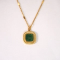 Detail eines grünen Edelsteinanhängers mit goldenem Seilrand an einer Edelstahl-Halskette - Afrikanische Jade Halskette