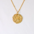 Collier médaille Capricorne plaqué or 14K avec texture martelée et zircons colorés - Capricorne