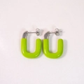 Minimalistische U-förmige Edelstahl-Ohrringe mit neongrüner Emaille auf weißem Stoff - Silber und Neongrün