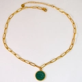 Detailansicht der goldenen Büroklammerkette mit einem runden grünen Malachitanhänger - Grobe Kette Runde Afrikanische Jade