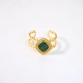 Detailansicht eines Retro-Goldrings mit quadratischem grünen Stein und Kordelstruktur - Afrikanischer Jade Ring