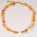 Detailansicht der 14K vergoldeten Kette mit orangefarbenen Natursteinen und Barockperle - Citrin Handgefertigte Kette