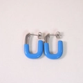 Minimalistische geometrische U-Ohrringe aus Silber mit himmelblauer Emaille - Silber und Himmelblau