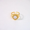 Makroansicht eines goldenen Vintage-Rings mit quadratischem Edelstein und Kordeltextur - Weißer Perlmutt Ring