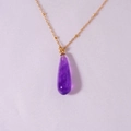 Minimalistische Goldhalskette mit violettem Amethyst-Anhänger in Wassertropfenform - Amethyst