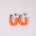 U-förmige Edelstahl-Ohrringe in leuchtendem Orange-Emaille und Silber-Finish - Silber und Orange