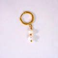 Pendiente de aro dorado con elegantes perlas barrocas en fondo blanco texturizado - Estilo de Colgante de Perla Blanca Doble (10) / Dorado/Blanco