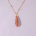 Goldene Perlenkette mit rosa tropfenförmigem Naturstein-Anhänger für Damen - Sonnenstein