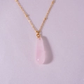 Elegante goldene Halskette mit rosa Tropfen-Edelstein und feiner Perlenkette Stil - Rosenquarz