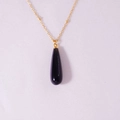 Halskette mit violettem Tropfen-Edelstein und goldener Edelstahl-Kugelkette - Schwarzer Achat