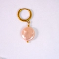 Pendientes de aro en acero dorado de 14K con colgante de perla barroca rosa - Estilo de Perla Plana Rosa (13)