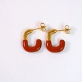 U-förmige Edelstahl-Ohrringe in Gold und rotbraunem Emaille-Finish - Gold und Ziegelrot