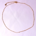 Minimalistische goldene Edelstahlkette mit zarten kleinen Perlen besetzt - Einzelkette