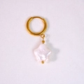 Pendiente de aro en acero dorado con un colgante de perla barroca blanca en forma de estrella - Estilo de Perla Estrella Blanca (15)