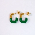 U-förmige Edelstahl-Ohrringe in Gold-Optik mit lebendiger grüner Emaille-Beschichtung - Gold und Grasgrün