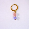 Aros dorados con cuentas cuadradas en rosa claro y violeta sobre tela blanca - Estilo de Cuentas Cuadradas Rosa y Púrpura (18)
