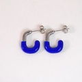 U-förmige Edelstahl-Ohrringe mit leuchtend blauem Emaille-Finish und silbernen Akzenten - Silber und Königsblau