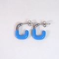 U-förmige Edelstahl-Emaille-Ohrringe in leuchtendem Blau und Silber-Finish - Silber und Blau Nähte