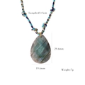 Vue détaillée du pendentif goutte en labradorite avec dimensions 29,6 mm et chaîne de 45 cm - Pendentif Larme de Labradorite (XB2506001)