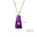 Detail der lila Trapezstein-Halskette mit goldenem Sonnenstrahl und Maßangaben - Amethyst