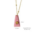 Goldene Edelstahlkette mit trapezförmigem Anhänger aus rosa Naturstein und Sonnenstrahl - Rhodonit