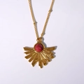 Collier bohème doré en forme d'éventail avec pendentif en pierre naturelle rouge facettée - Rhodonite