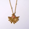Collier bohème en acier doré avec pendentif en éventail et pierre de soleil orange - Pierre de soleil