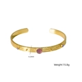 Brazalete en C de acero dorado con piedra rosa natural y detalle de ancho de 6,2 mm - Amatista
