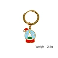 Goldene Weihnachtsohrringe mit einem festlichen Schneekugelanhänger und buntem Baum - Weihnachtsmütze Schneekugel-Stil (XB2505014)