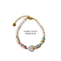 Kralenarmband met witte parels, kleurrijke stenen en een gouden hartjes hanger - Natuurparel Hart Armband (XB25090806)
