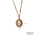 Gouden vintage ketting met ovale zonnestraal hanger en witte parelmoer inleg - Vintage Zon Hanger Halsketting (XB25090808)