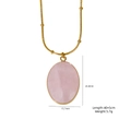 Ovale roze kristallen hanger aan gouden kralenketting met afmetingen getoond - Rozenkwarts