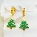 Detailopname van gouden kerstboomoorbellen met kleurrijke emaille stippen - Kerstboom (Oorbel)