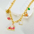 Gouden kerstketting met slee, rendier en emaille bedeltjes op een decoratief stenen blok - Skiënde Kerstman Halsketting