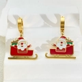Detail van kerstoorbellen met de kerstman op een slee en rood en groen emaille coating - Skiënde Kerstman Oorbellen