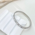 Silver bangle bracelet with emerald clover and sparkling crystal inlay for women - Oval Bangle (B873) / White Zirconia Silver